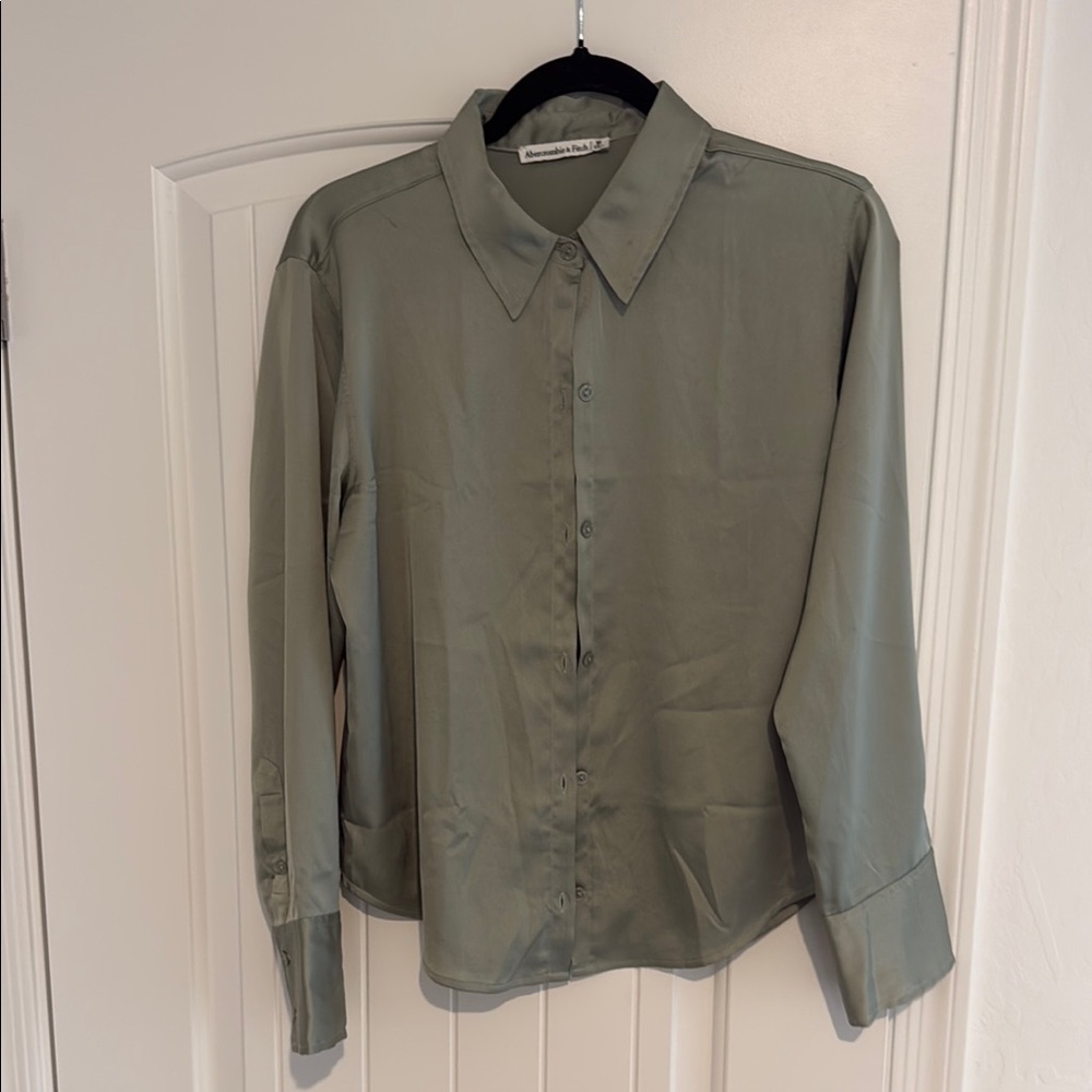ABERCROMBIE SATIN BUTTON DOWN